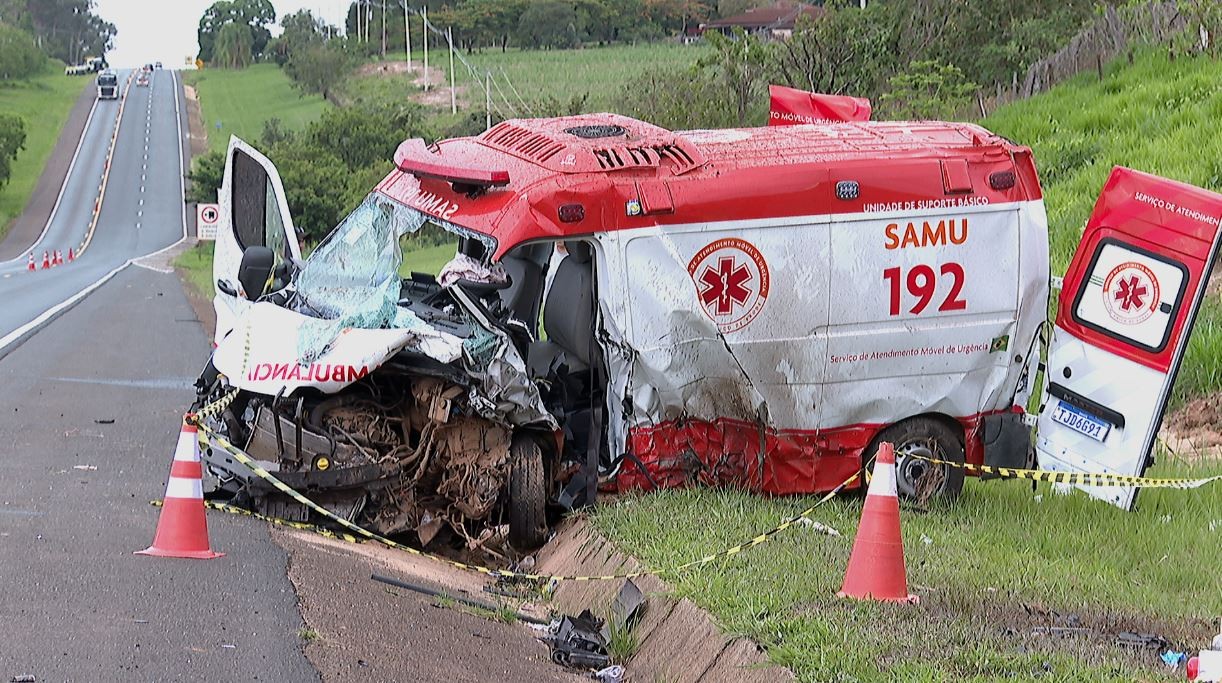 Motoristas e paciente de 74 anos que era transferida pelo Samu morrem após acidente no interior de SP