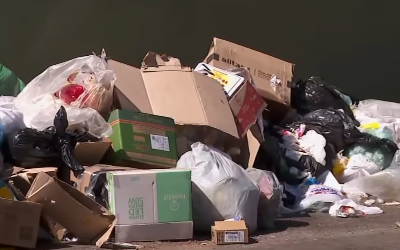 Nova empresa assume coleta de lixo em Passos, mas acúmulo de resíduos ainda preocupa moradores