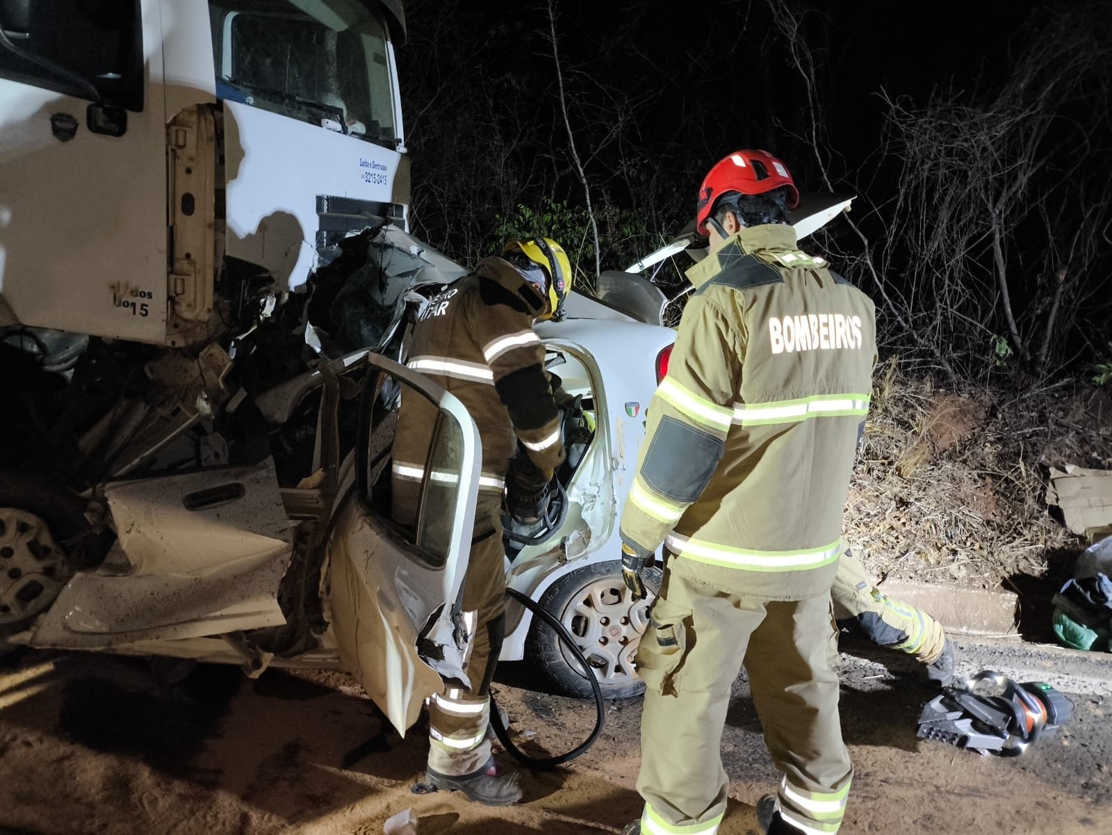 Cinco pessoas morrem em acidente entre carro e caminhão em rodovia mineira