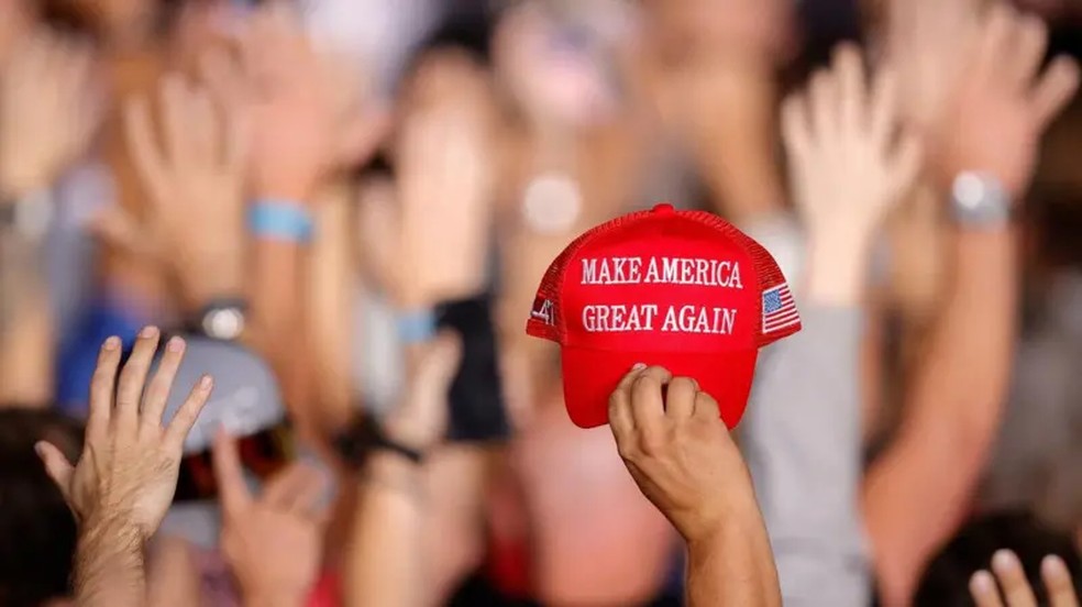 Vídeos de bonés com etiqueta com made in China viralizaram nesta semana. — Foto: Reuters via BBC