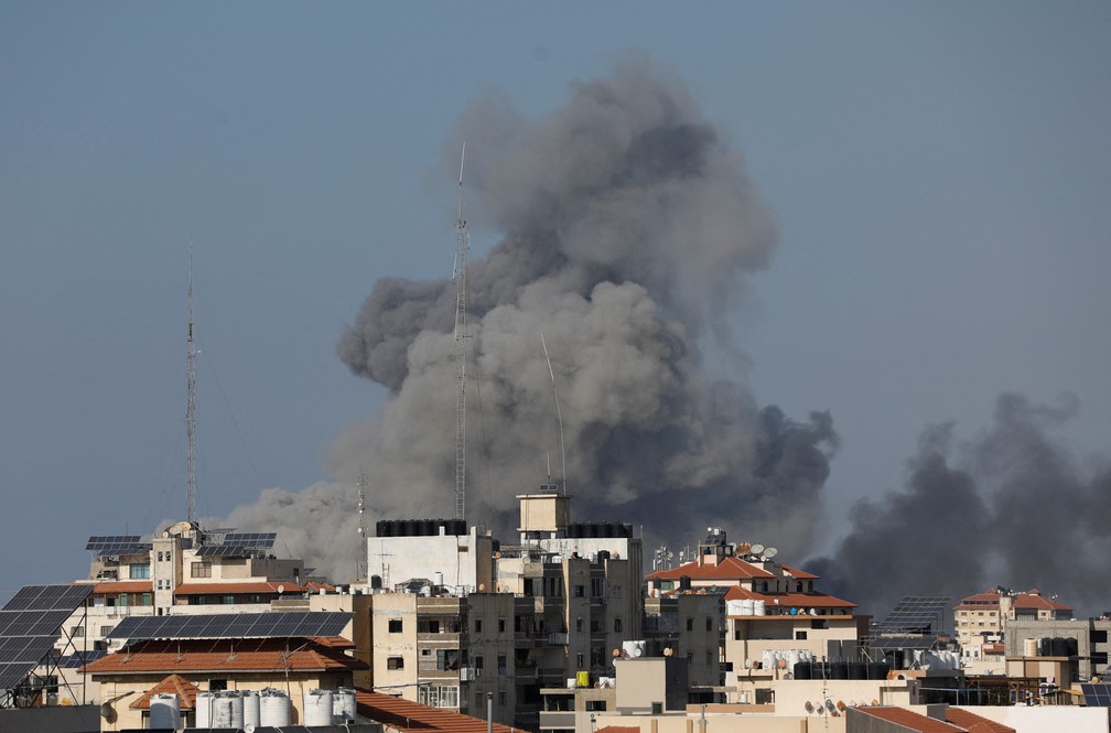 Fumaça vista em Gaza após bombardeio israelense nesta quinta-feira (12). — Foto: Saleh Salem/Reuters