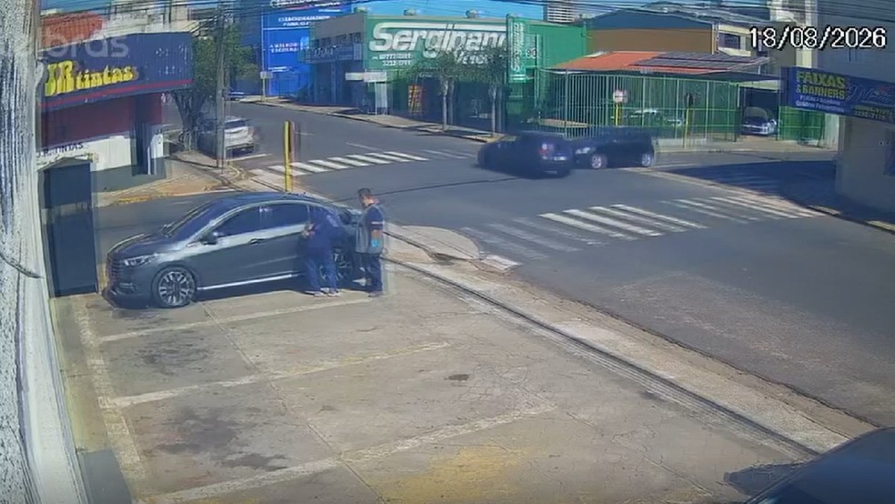 Batida ocorreu no cruzamento entre as Ruas Marcondes Salgado e Antônio Alves em Bauru — Foto: Reprodução/Câmera de segurança