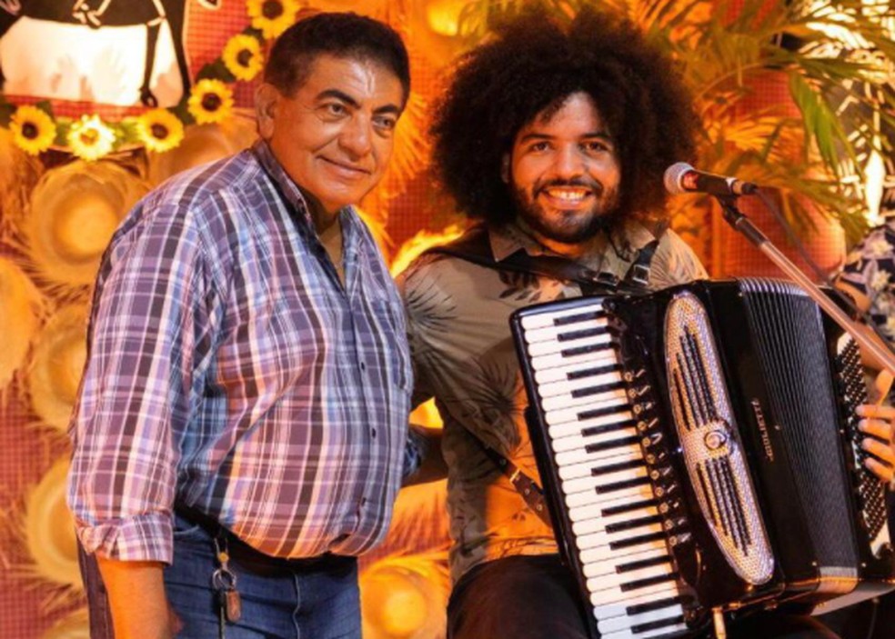 Mestrinho com pai Erivaldo de Carira — Foto: Arquivo Pessoal