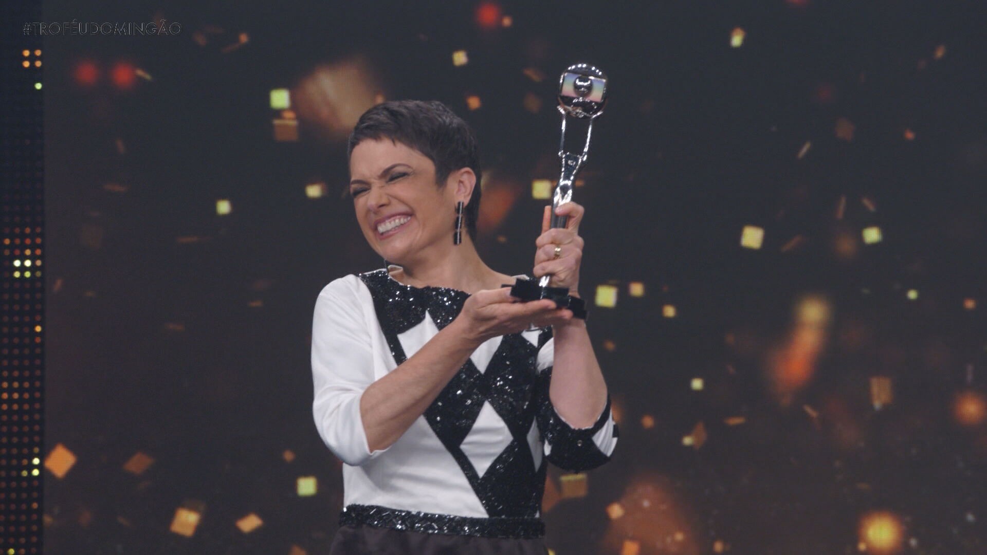 Quem é o jovem com deficiência intelectual complexa que desenhou vestido que Sandra Annenberg usou em premiação no Domingão 