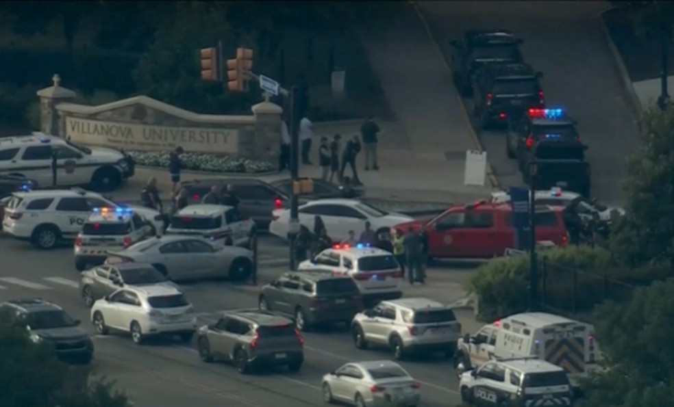 Universidade Villanova com várias viaturas da polícia na porta — Foto: REUTERS
