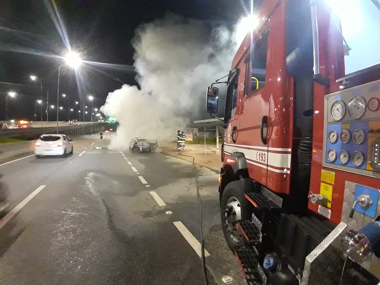 Carros ficam destruídos após ser atingidos por incêndios em Ubatuba e Caraguatatuba 