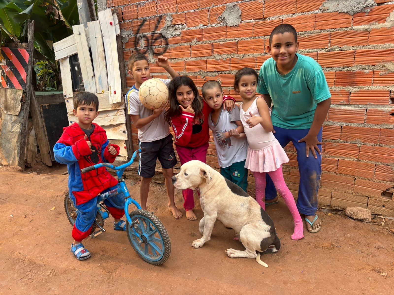 Ruas sem asfalto e brincadeiras improvisadas: como é a infância em uma comunidade quilombola