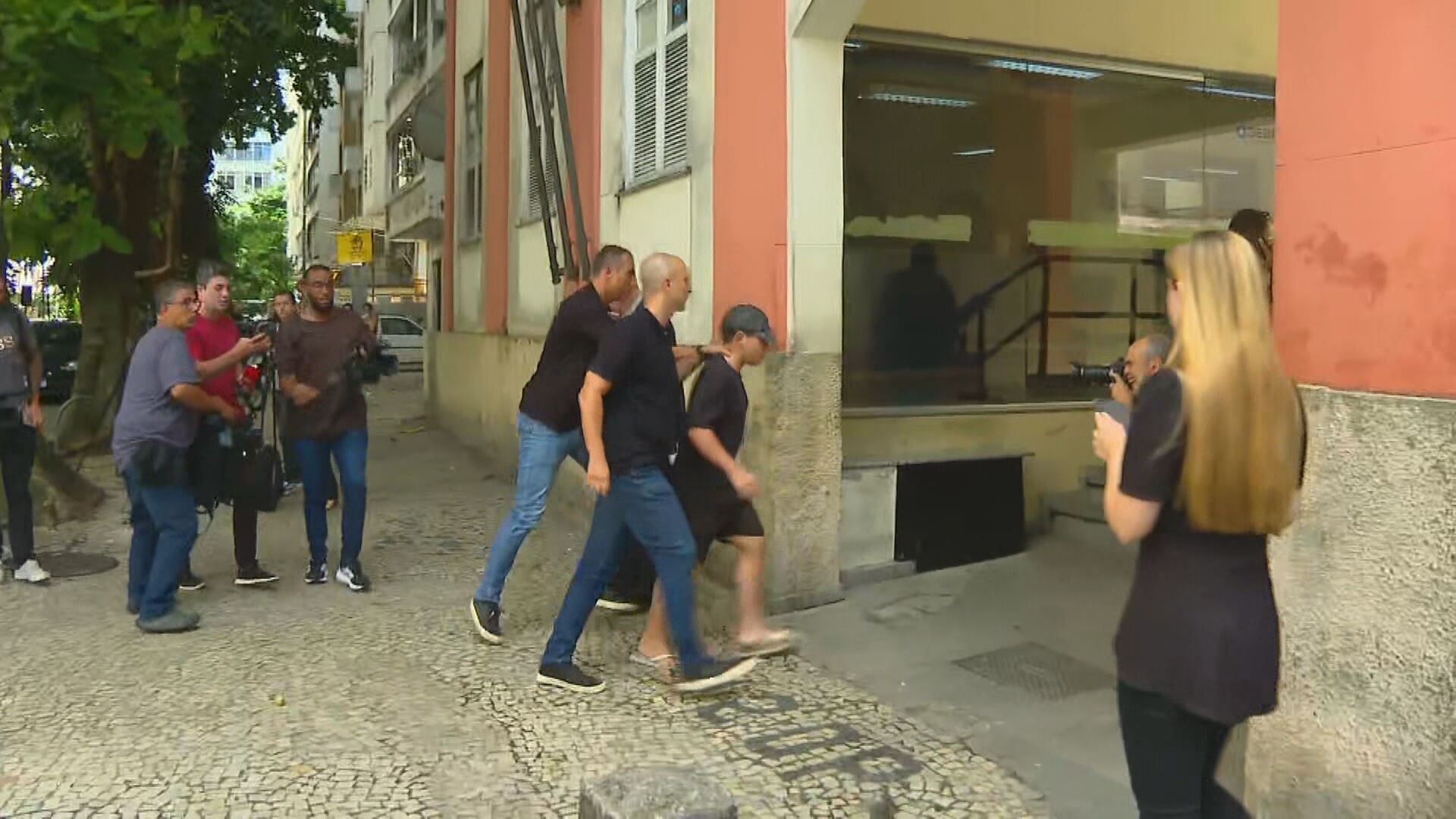 Foragido por estupro coletivo se entrega à polícia; 4 investigados viram réus