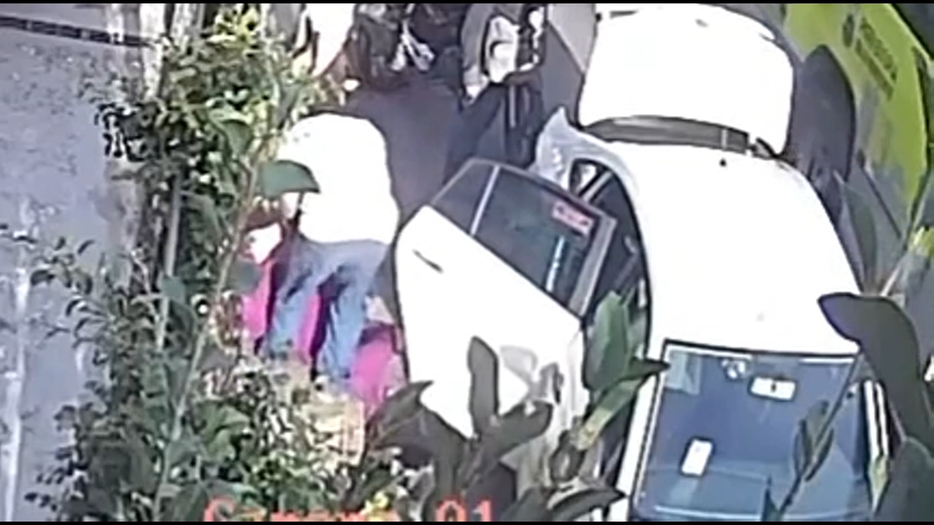 Momento em que idosa é abordada por taxista em Belo Horizonte
