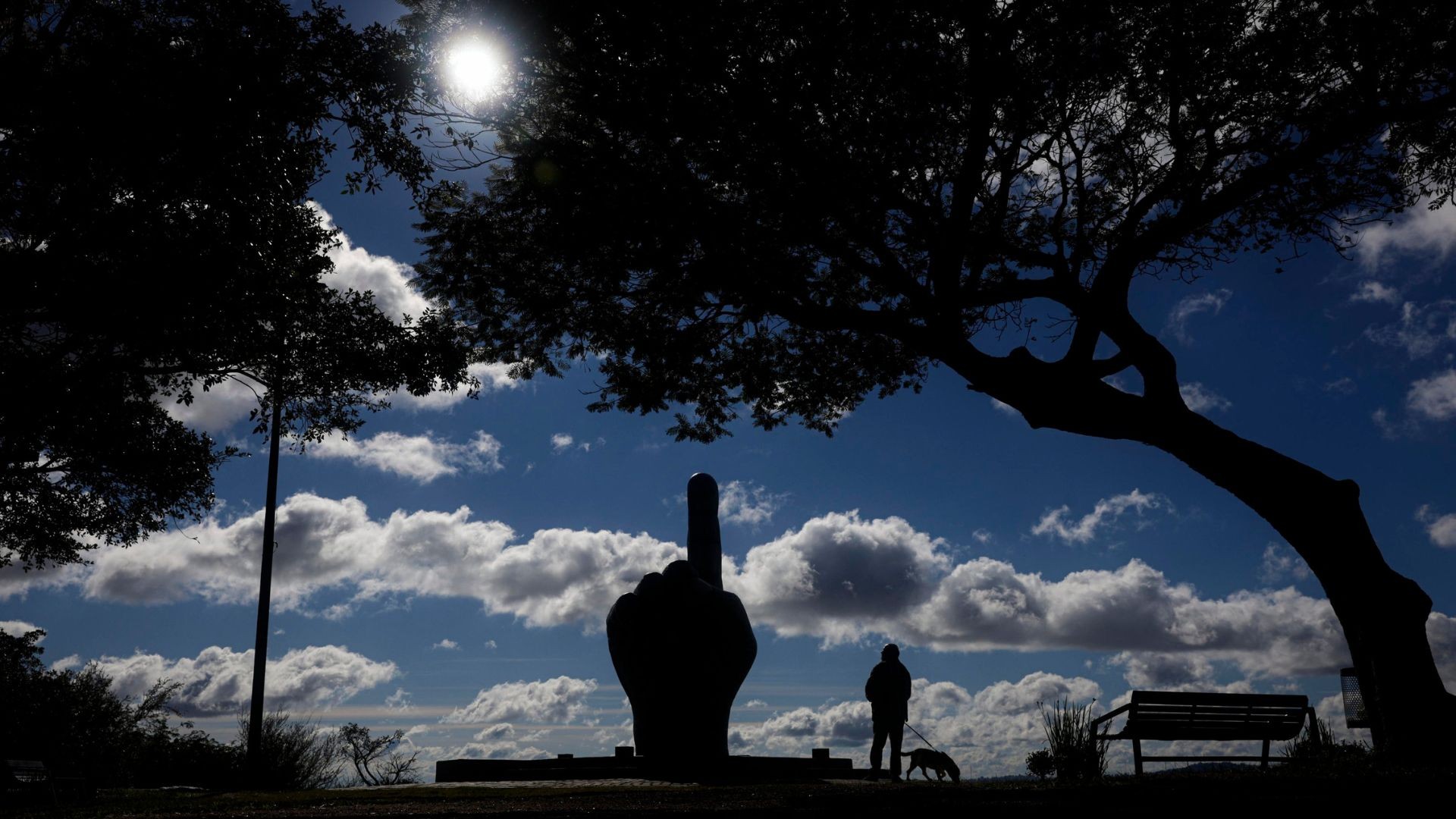 O que significa monumento de 4,5 metros com dedo apontado para o céu instalado às margens do Guaíba