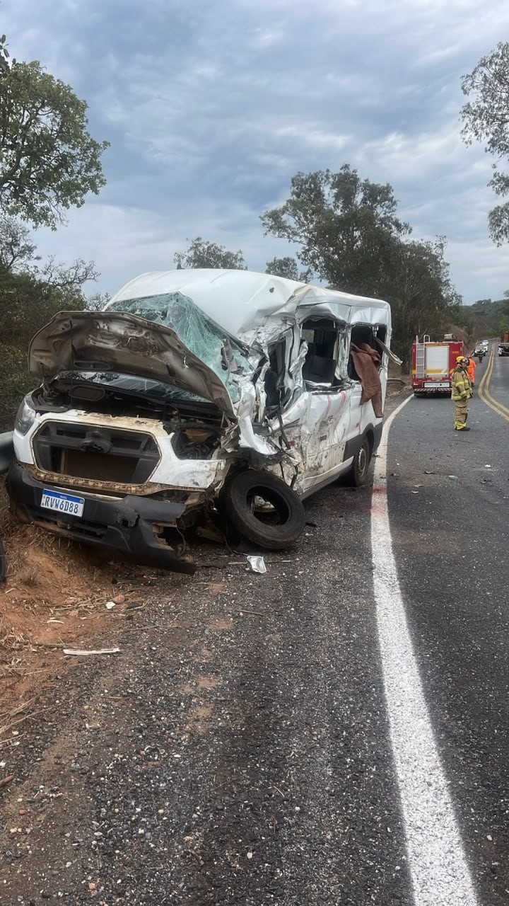 Acidente entre van e carreta deixa duas pessoas mortas na MGC-367, em Diamantina