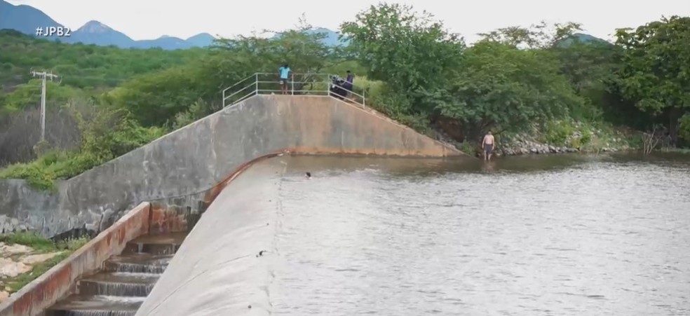 Barragem da Farinha, em Patos, na Para�ba � Foto: Reprodu��o / TV Cabo Branco