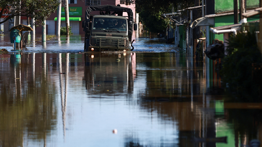 Guaíba sobe mesmo sem chuva, e bairro de Porto Alegre é evacuado - Foto: (Diego Vara/Reuters)