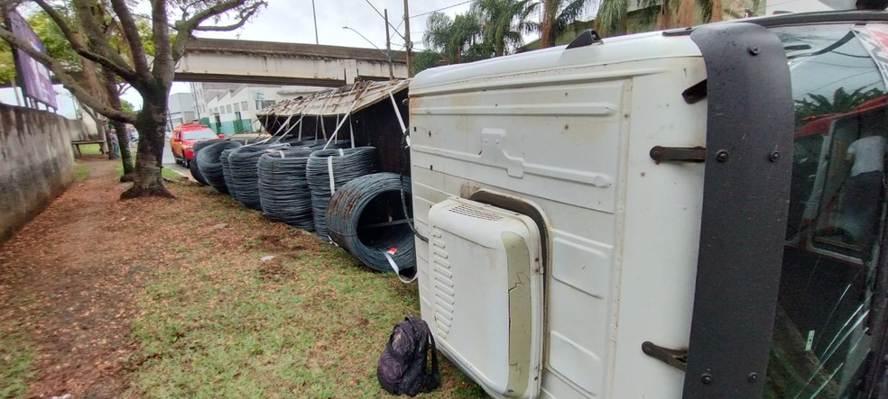 Carreta carregada com bobinas de aço tombou embaixo do Viaduto Ramirez Gonzalez — Foto: Corpo de Bombeiros/Divulgação
