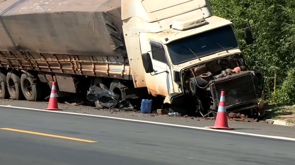 Carreta envolvida em acidente que matou 4 pessoas em São Pedro ficou com a parte frontal destruída — Foto: Reprodução/EPTV