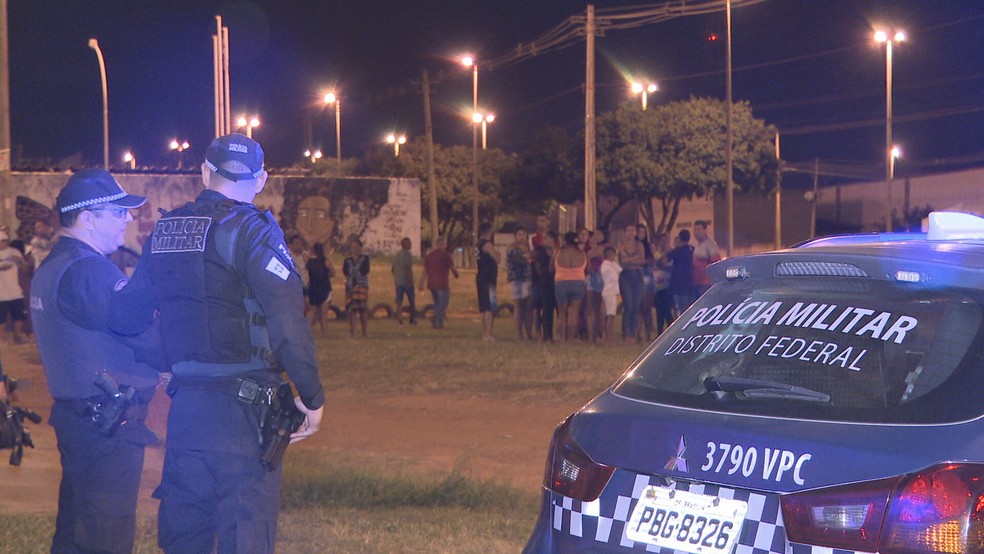 Dois jovens são mortos por atirador em carro, em Ceilândia, no DF | G1