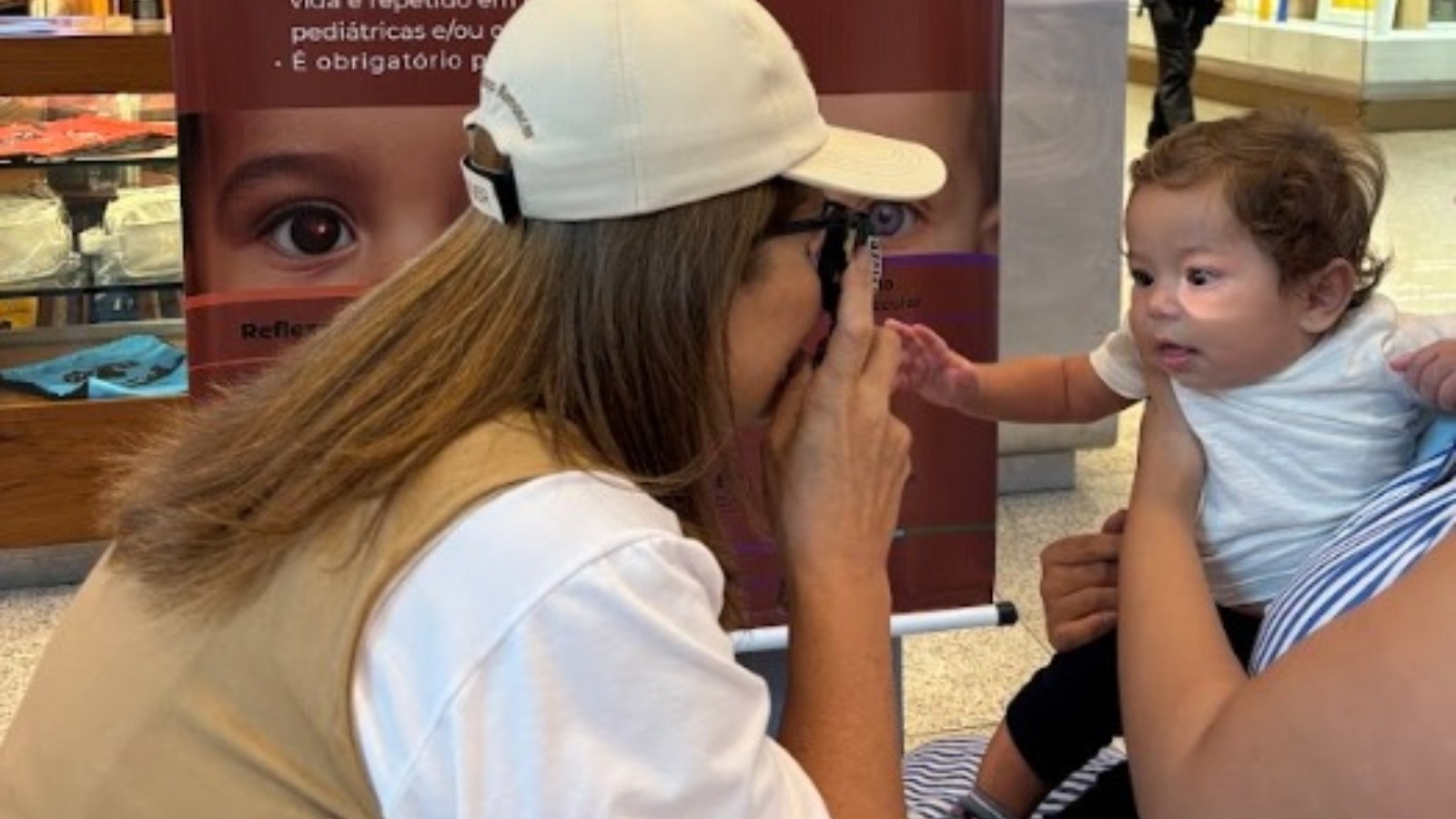 Instituição realiza exames oculares gratuitos para crianças e adultos em shopping de Fortaleza