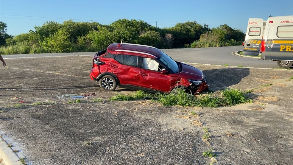 Carro capotou e parou no canteiro central de um retorno na BR-230, em Cruz do Espírito Santo, PB — Foto: Flávio Fernandes/TV Cabo Branco