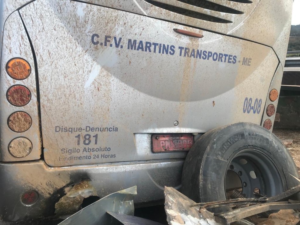 Ônibus que levava torcedores do Corinthians é levado para pátio da PRF em Itatiaiuçu (MG) — Foto: Saulo Luiz/TV Globo 