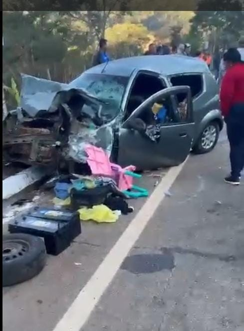 Adolescente fica gravemente ferido após acidente entre carro e caminhão na MGC-120 em Santa Maria de Itabira