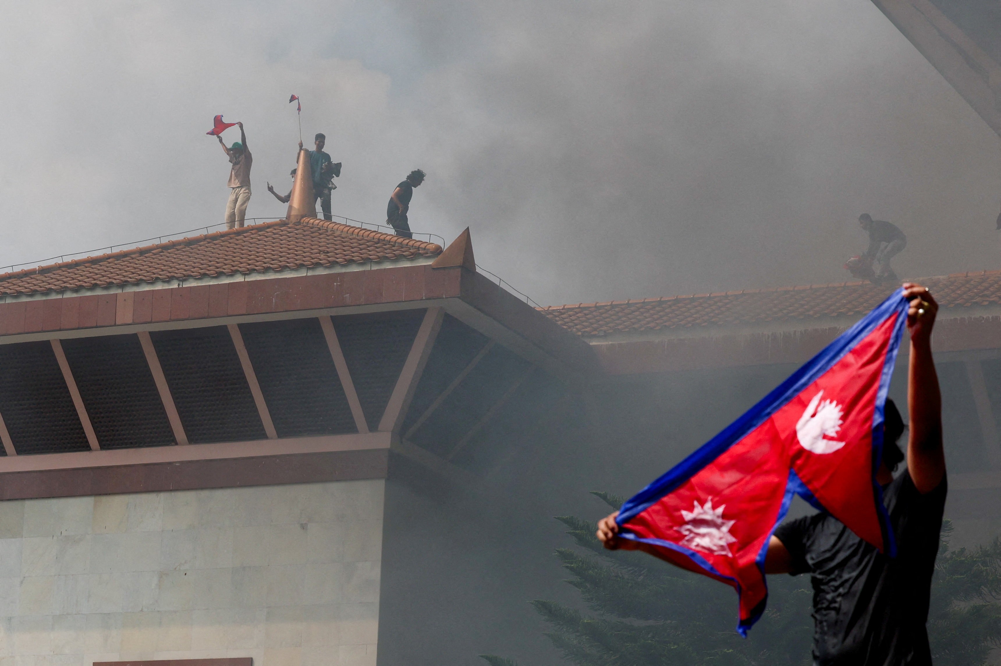 Nepal em chamas: manifestantes incendeiam Parlamento, Suprema Corte e casas de ministros em protestos contra o governo; VÍDEOS