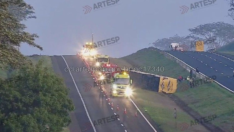 Ônibus de viagem tombou em Taquaral, SP — Foto: Agência de Transporte do Estado de São Paulo (Artesp)