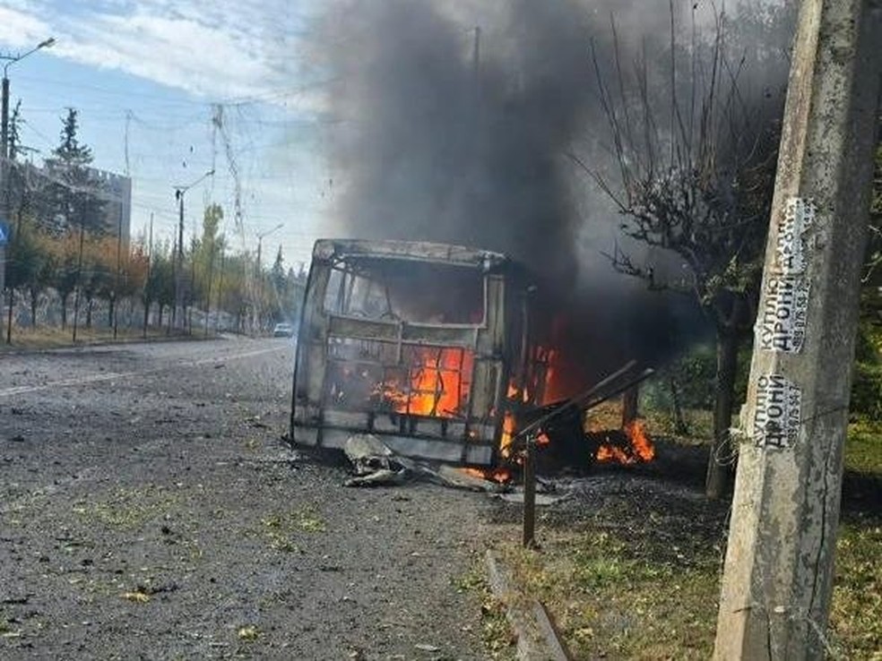 Carcaça de ônibus alvejado por ataque da Rússia em Kramatorsk, no leste da Ucrânia, em 8 de outubro de 2026. — Foto: Governo de Donetsk