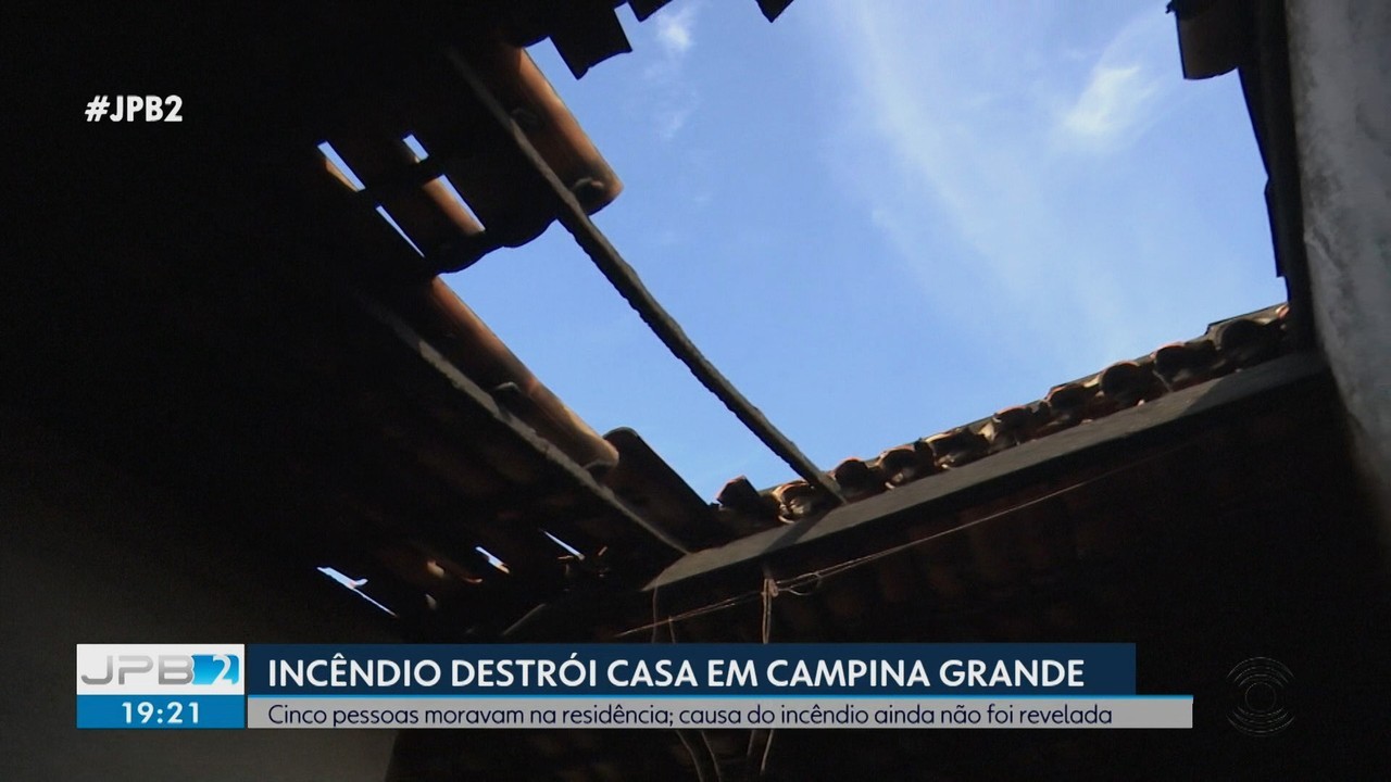 Família tem casa destruída por incêndio em distrito de Campina Grande