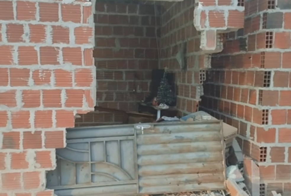Casa ficou destruída após o acidente — Foto: Redes sociais