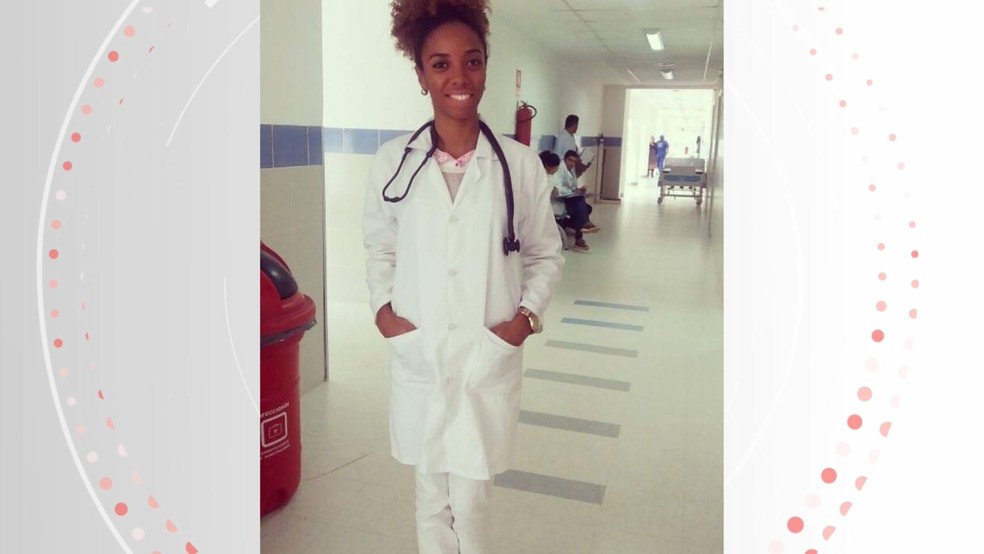 Nayara Cláudia Ramos Felipe, de 32 anos, no segundo ano do curso de Medicina, na Bolívia. Jovem saiu do Espírito Santo e teve o apoio dos pais na trajetória. — Foto: Arquivo pessoal