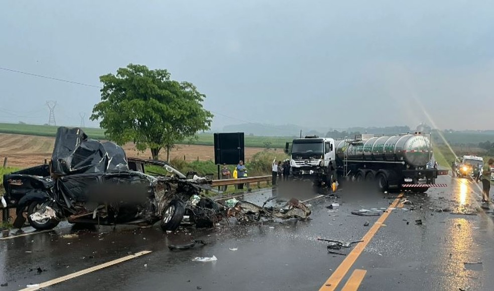 Quatro pessoas morrem em acidente entre caminhonete e caminhão na SP-215, em Casa Branca — Foto: Gabriel Delena/Jornal Meio Dia