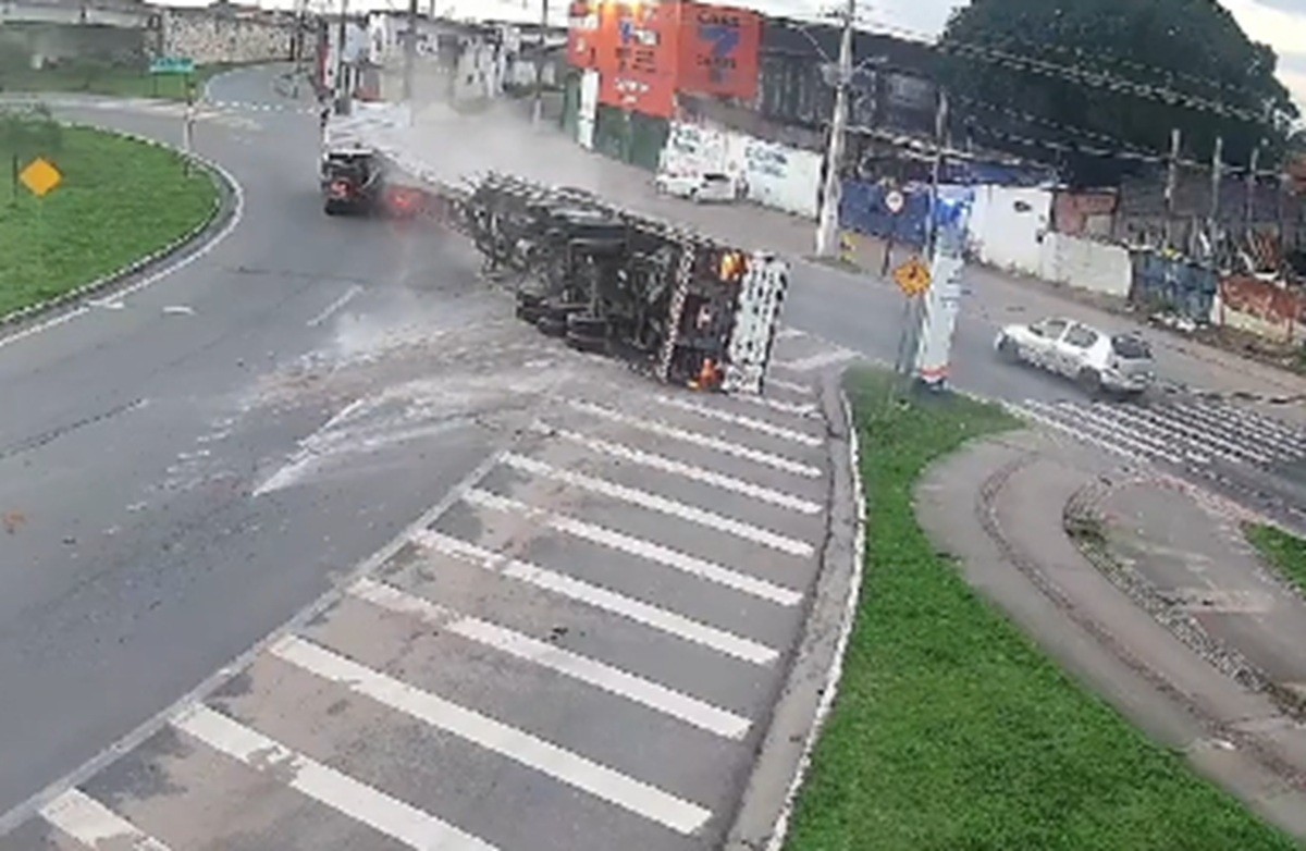 Câmera de segurança flagra tombamento de carreta com vigas de concreto em Maceió