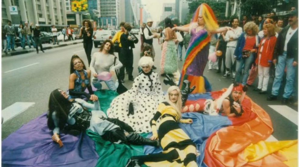 participantes-da-primeira-edicao-da-parada-lgbt-na-avenida-paulista-em-1997 Parada LGBT+ de SP completa 30 anos: direitos conquistados ainda enfrentam ameaças de retrocesso