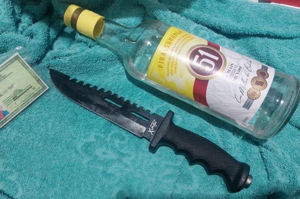 PM apreendeu o documento do suspeito, uma faca e uma garrafa de bebida alcoólica — Foto: Reprodução