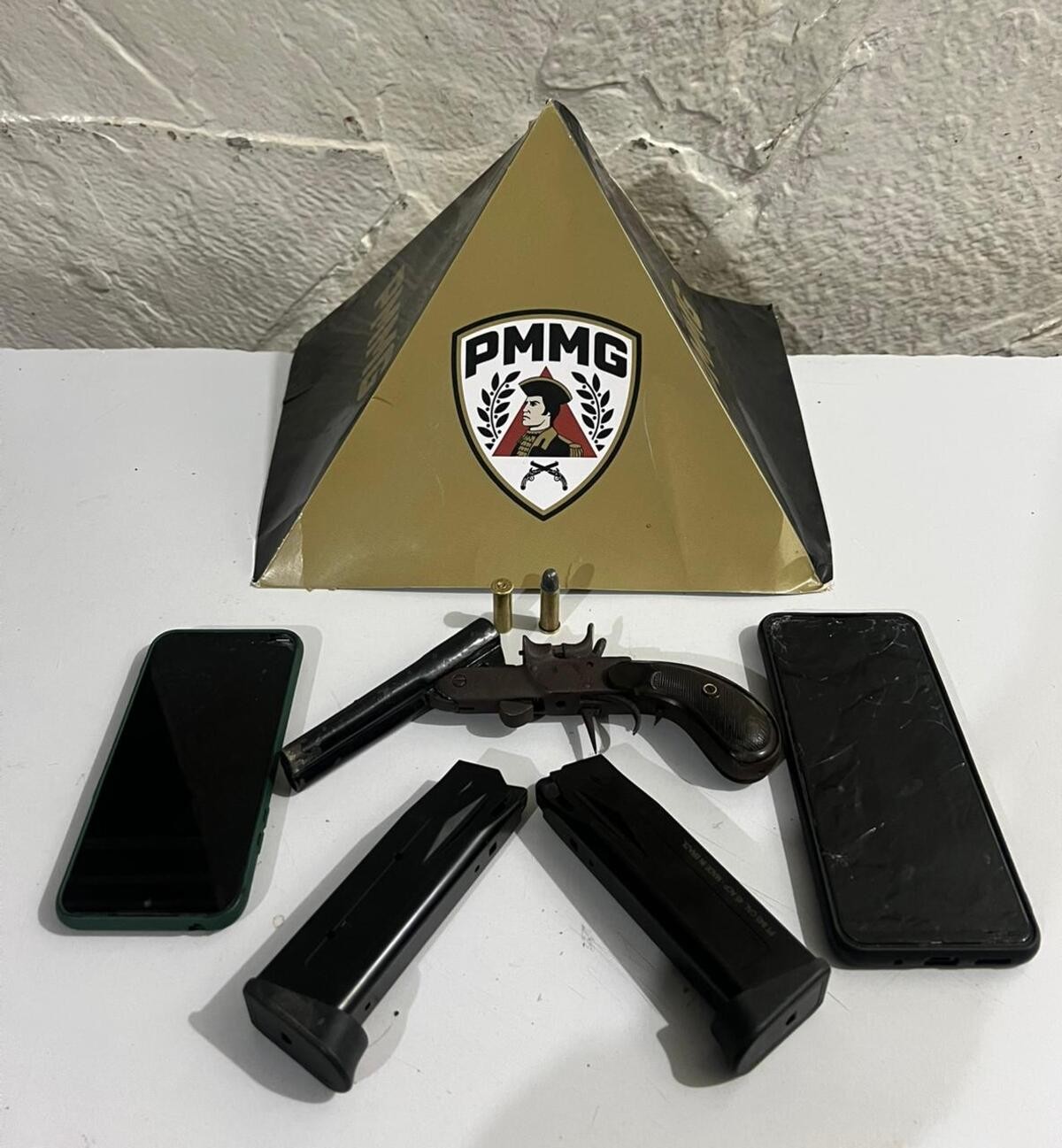 Assaltantes atiram em placa de moto e roubam veículo de casal de namorados em Montes Claros