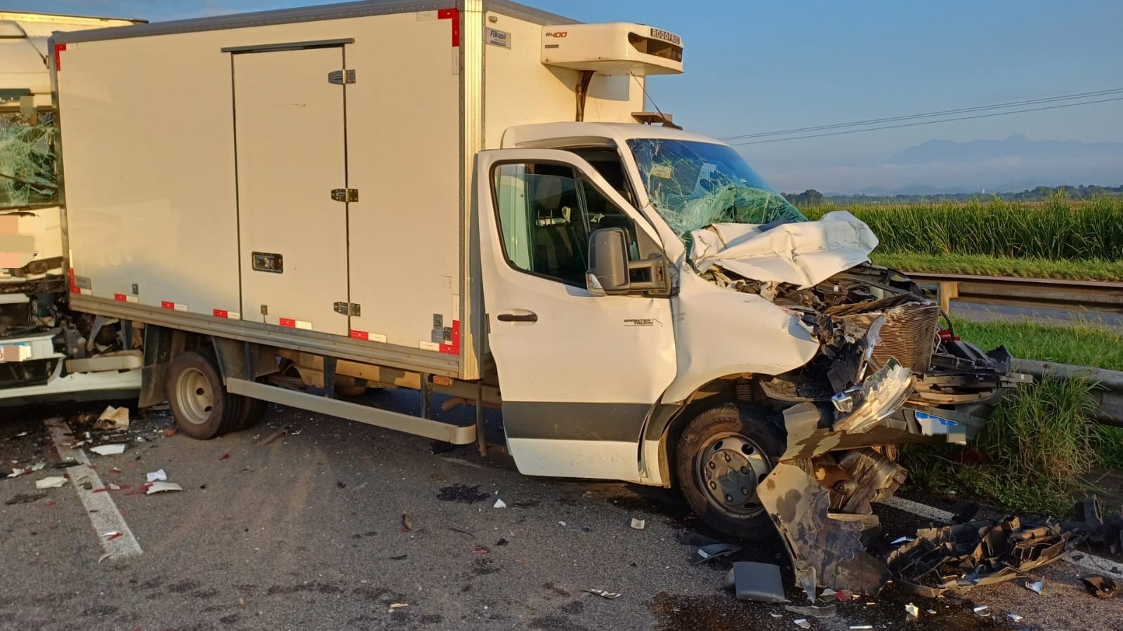 Homem fica preso às ferragens em acidente entre dois caminhões e carreta bi-trem na Via Dutra, em Porto Real