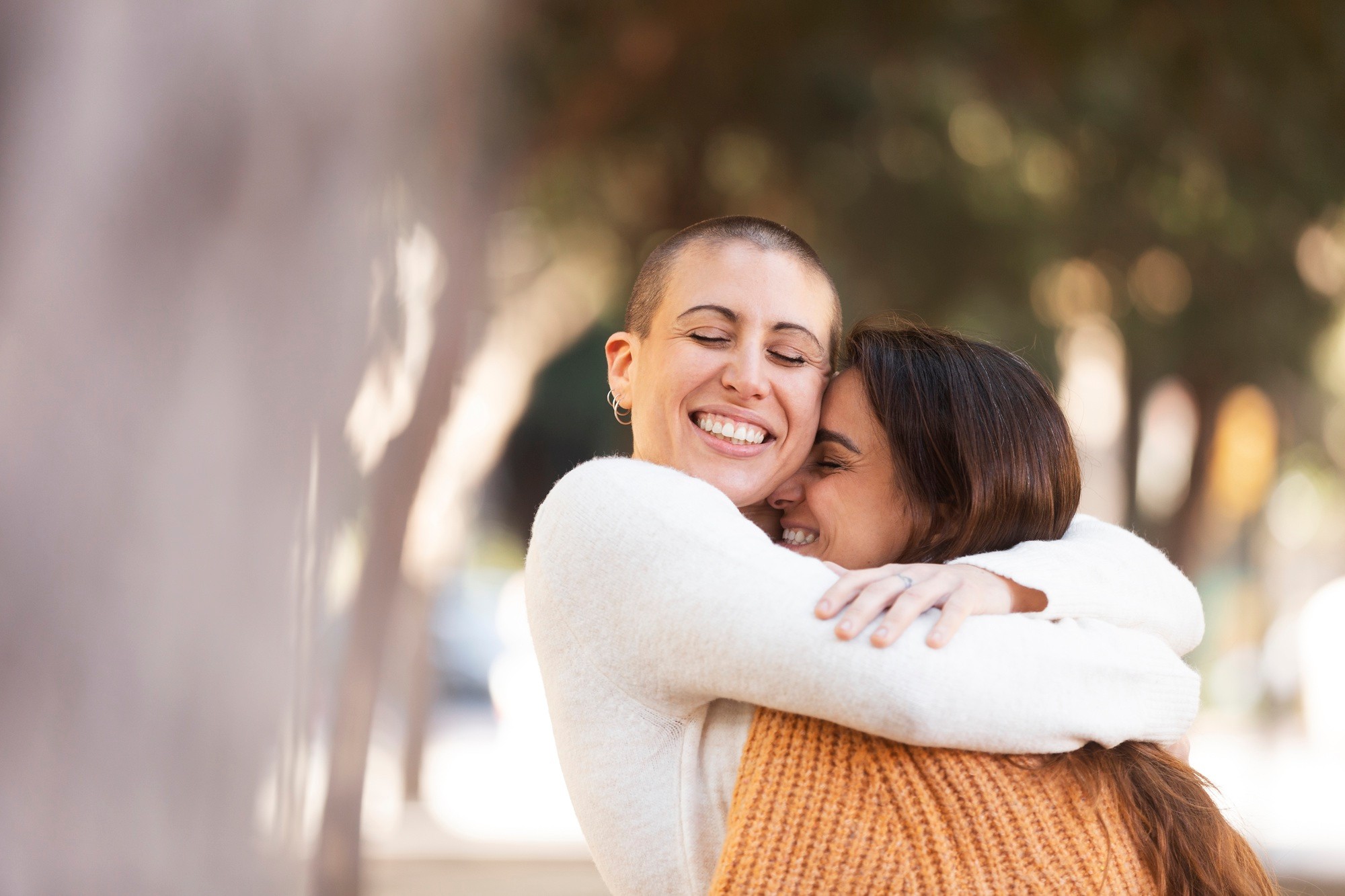 Abraço, massagem e mais: saiba como o contato físico pode ajudar a regular o hormônio do estresse