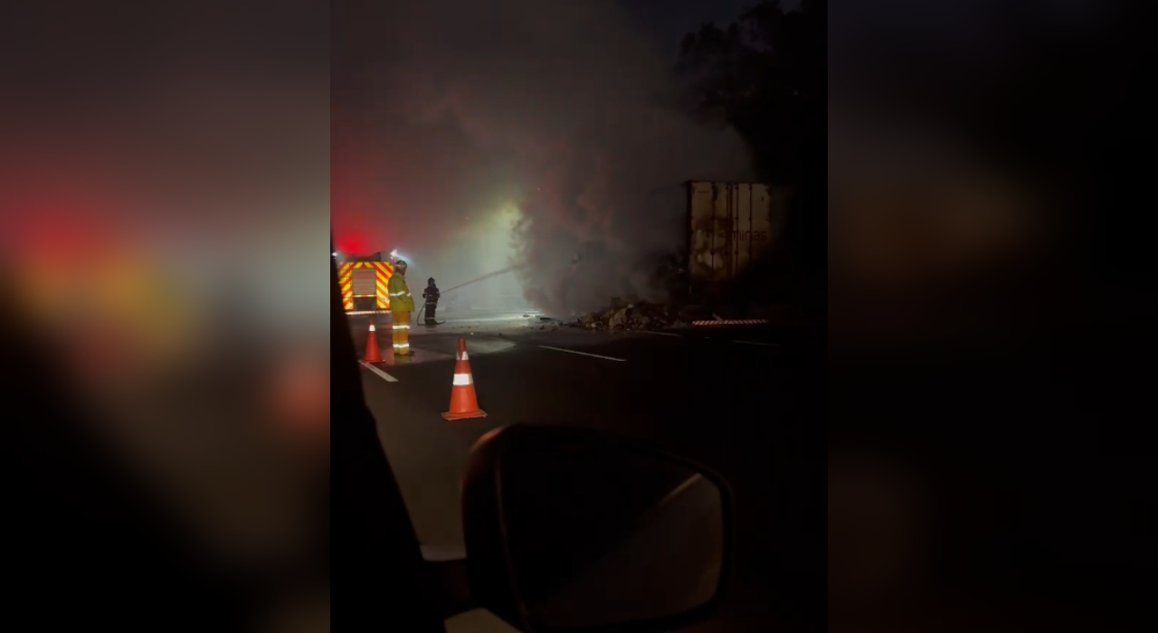 Carreta pega fogo e interdita trecho da Rodovia Anhanguera em Jundiaí 