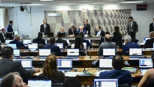 Em votação unânime, CCJ do Senado rejeita e enterra PEC da Blindagem - Decisão do colegiado impede recursos e votações no plenário. Alvo de pressões internas e protestos, texto ampliava proteção a parlamentares na Justiça.