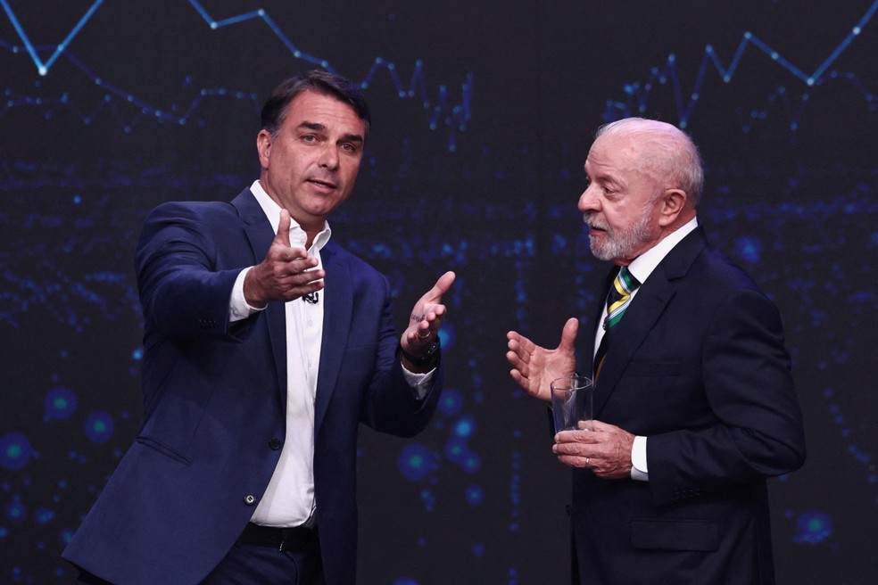 Candidatos Flávio Bolsonaro e Lula participam de debate da Band antes do 2º turno das eleições. — Foto: REUTERS/Jean Carniel