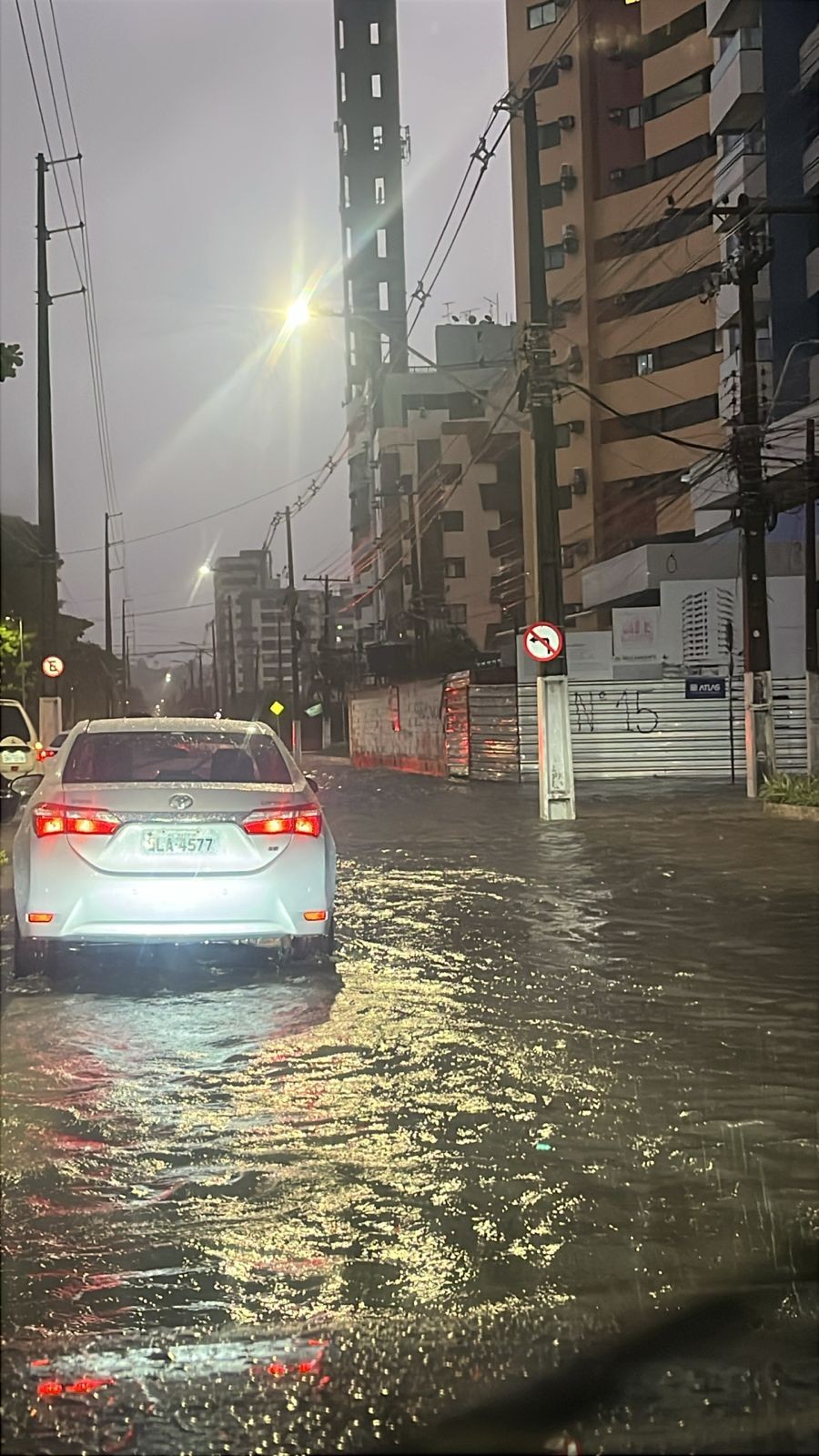 Chuvas provocam alagamentos e deslizamento em Maceió; veja IMAGENS