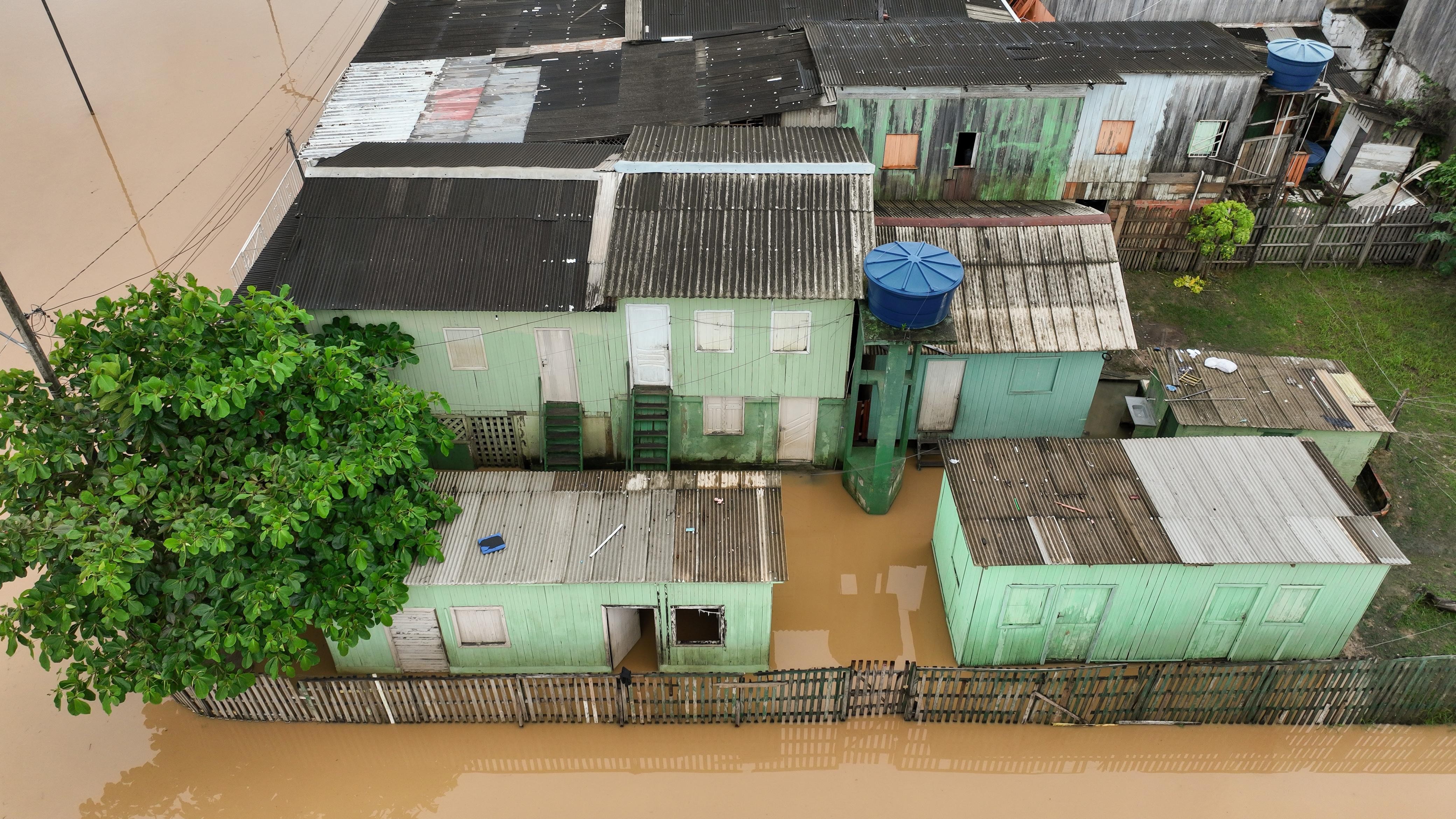 Rio Acre continua baixando na capital, mas famílias de áreas atingidas seguem em abrigos