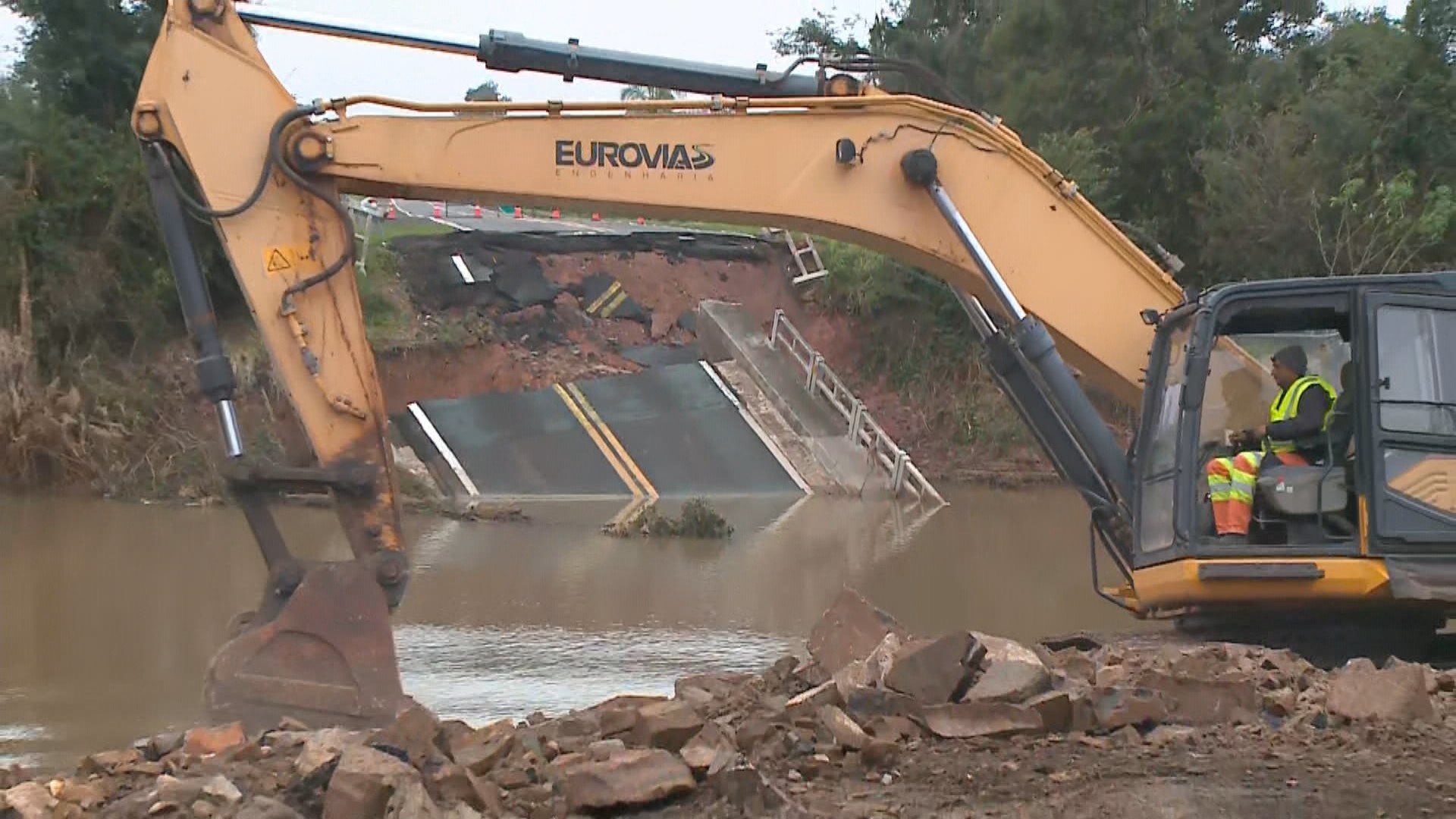 Começa construção de travessia provisória onde ponte foi destruída pela água na RSC-287, em Santa Maria