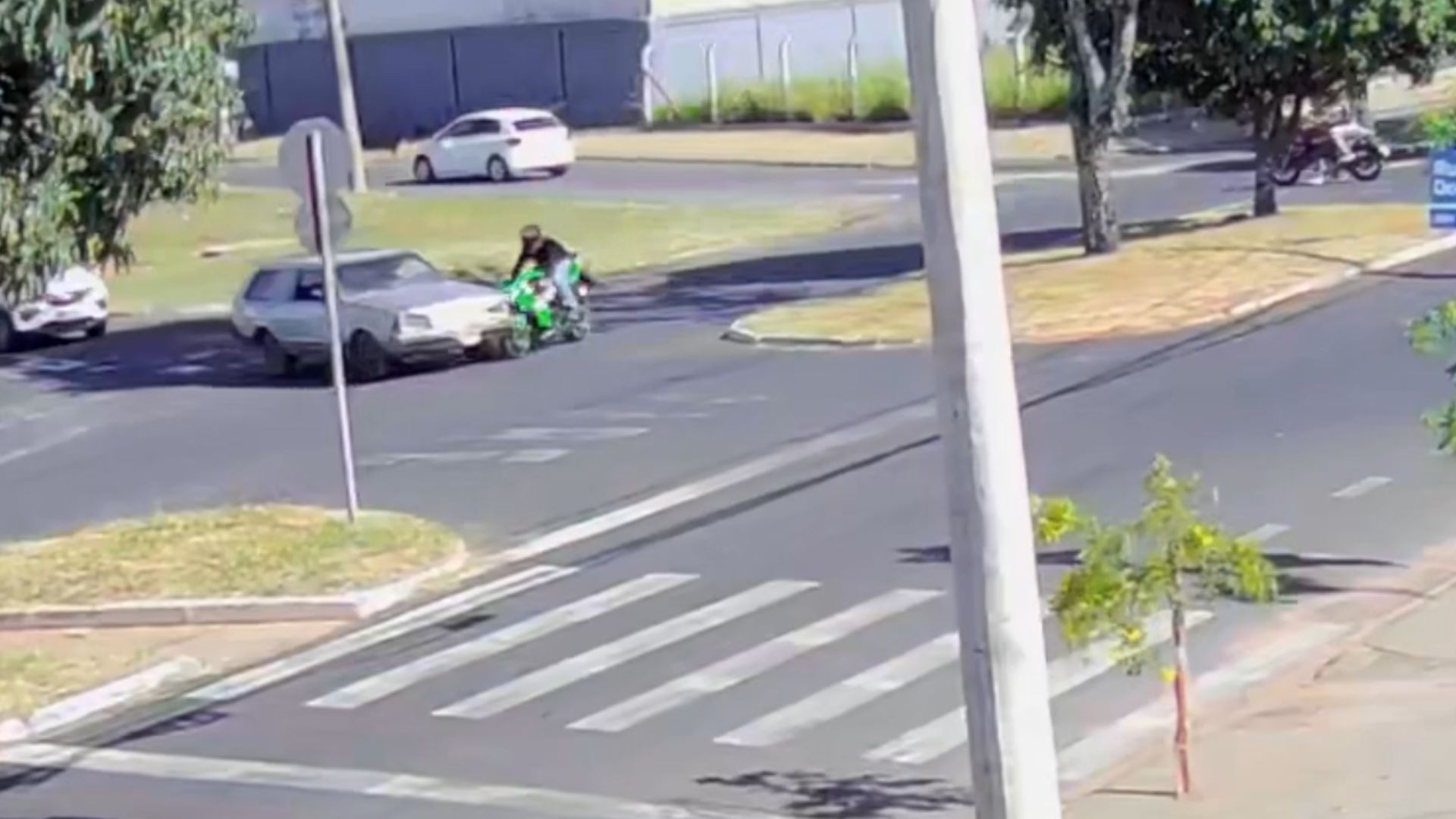 Motociclista fica prensado entre carro e canteiro central após batida em Uberlândia; VÍDEO