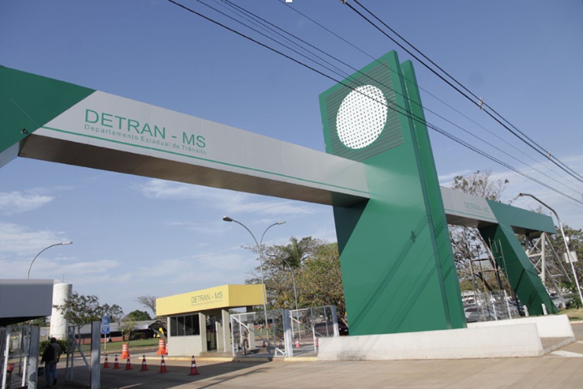 Detran-MS faz leilão de 168 veículos conservados com lance inicial de R$ 17 mil em carro de luxo