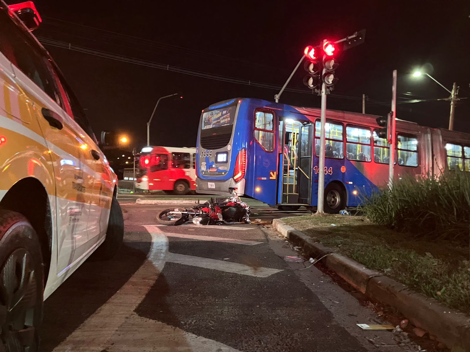 Moto colide com ônibus do BRT e garupa morre atropelado em Campinas 