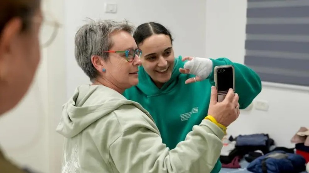 Emily Damari, uma das reféns libertadas neste domingo (19), perdeu dois dedos em ataque do Hamas. — Foto: IDF