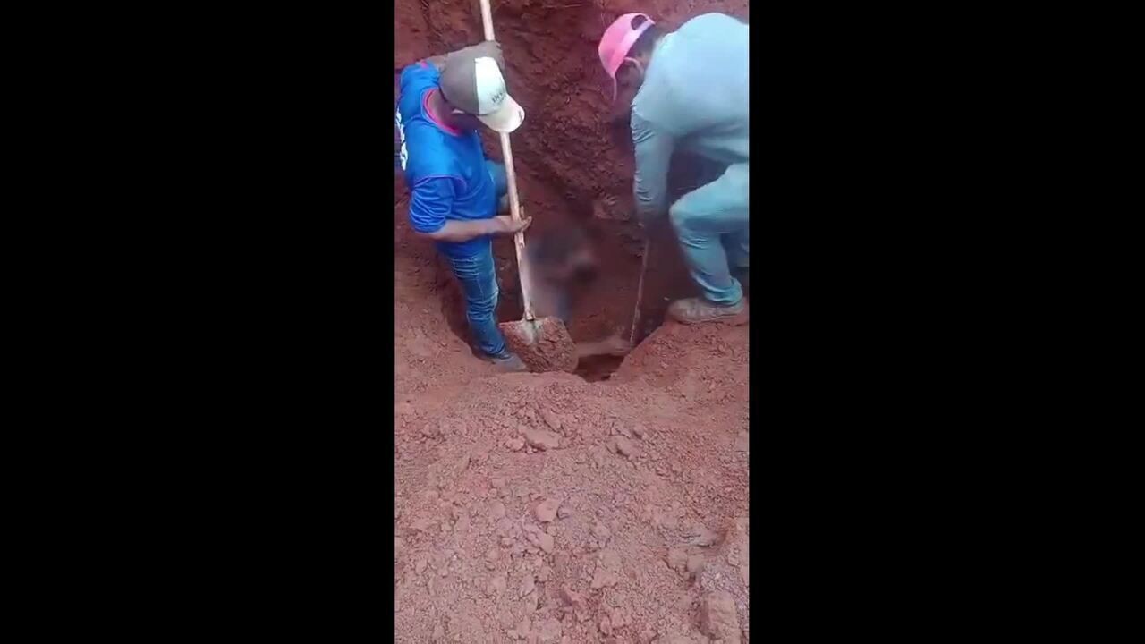 Operário é resgatado por colegas de trabalho após ficar soterrado até o ...