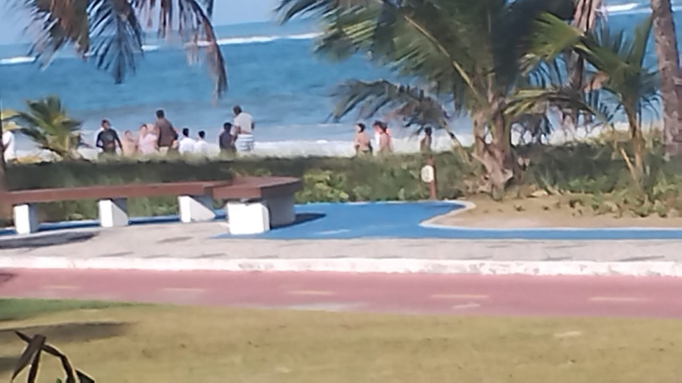 Dois homens morrem e um é socorrido por helicóptero do Graer após se afogamento em praia da Região Metropolitana de Salvador — Foto: Reprodução/Redes Sociais