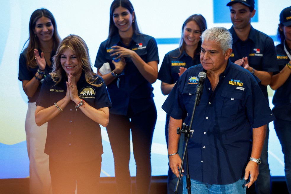 José Raul Mulino, novo presidente do Panamá, e sua esposa Marisel Cohen — Foto: Daniel Becerril/Reuters